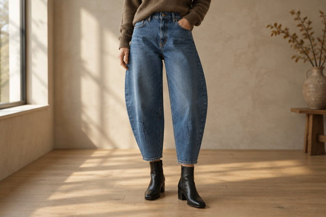 Mittelblaue Barrel-Jeans mit runder Beinform und schmalem Saum zu schwarzen Stiefeletten