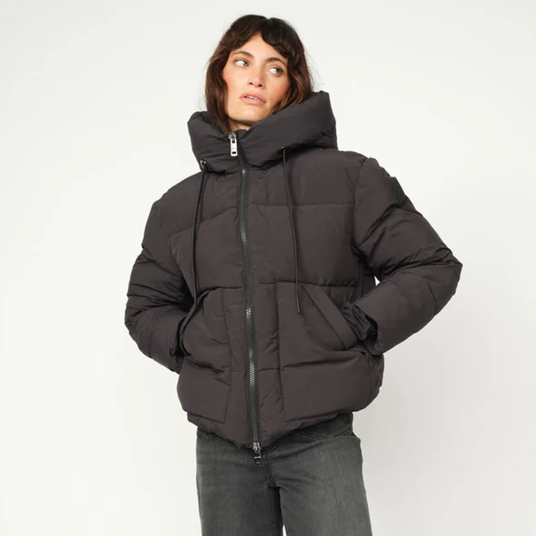Daunenjacken für Damen: Warm, stilvoll und nachhaltig durch den Winter