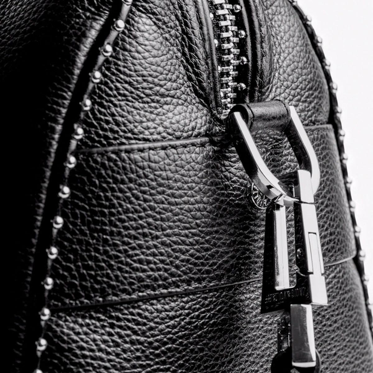 Zadig-et-Voltaire-Tasche-SUNNY-GRAINED-LEATHER-STU-Schwarz