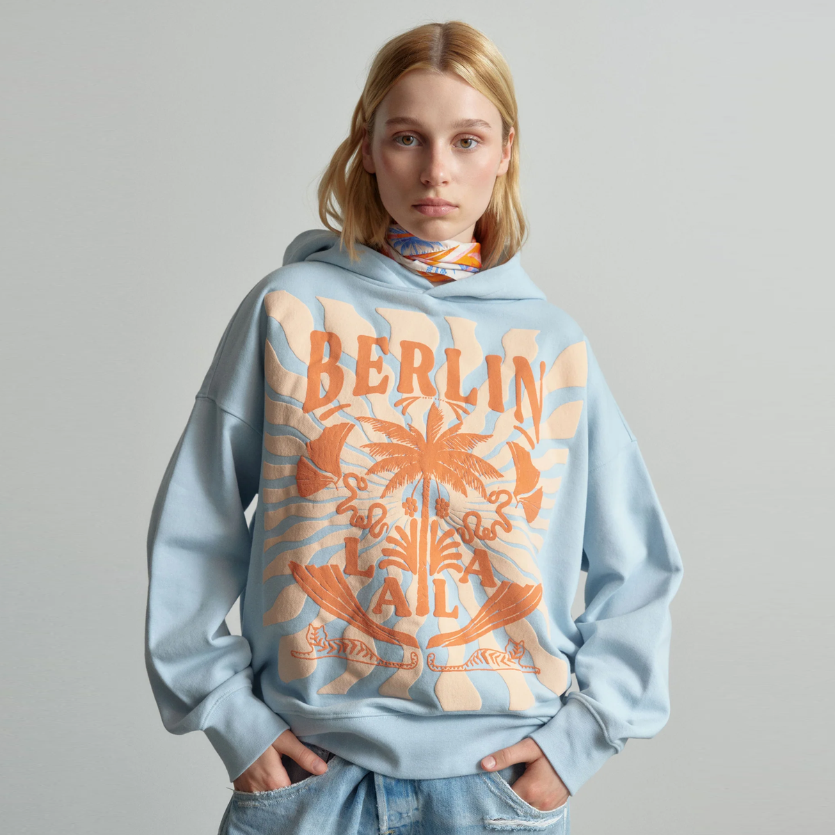 lala-berlin-damen-hoodie-kapuzenpullover-irina-blau-sunset-palm-cashmere-blue-1008-25464-3