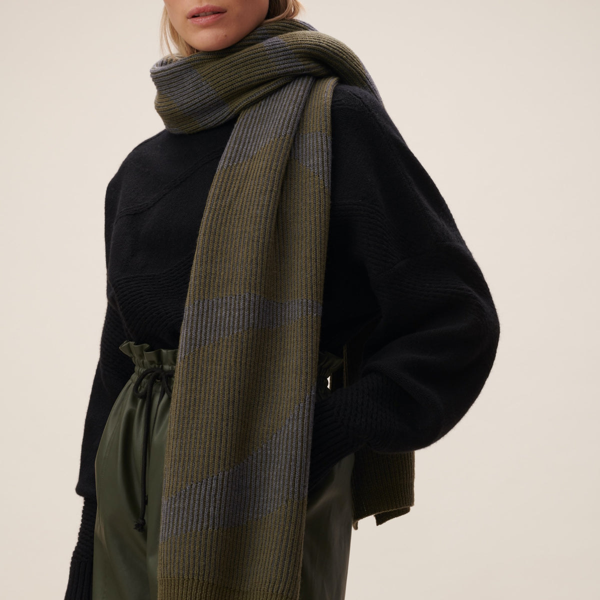 lala-berlin-schal-kiara-olive-anthrazit1216-ac-2007-24092-2